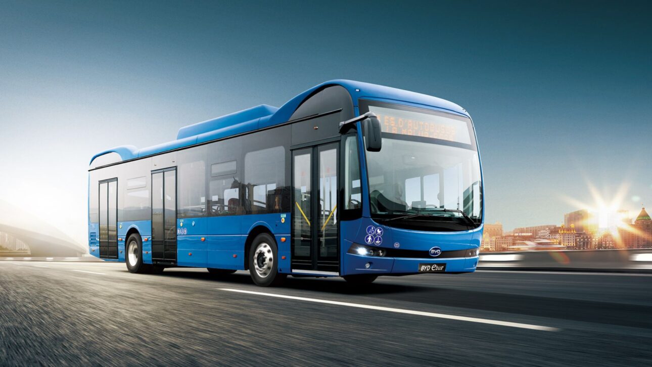 Nuevo autobús eléctrico BYD B13.b recorre hasta 700 km con una carga, batería blade integrada al chasis y alta seguridad para transporte colectivo.
