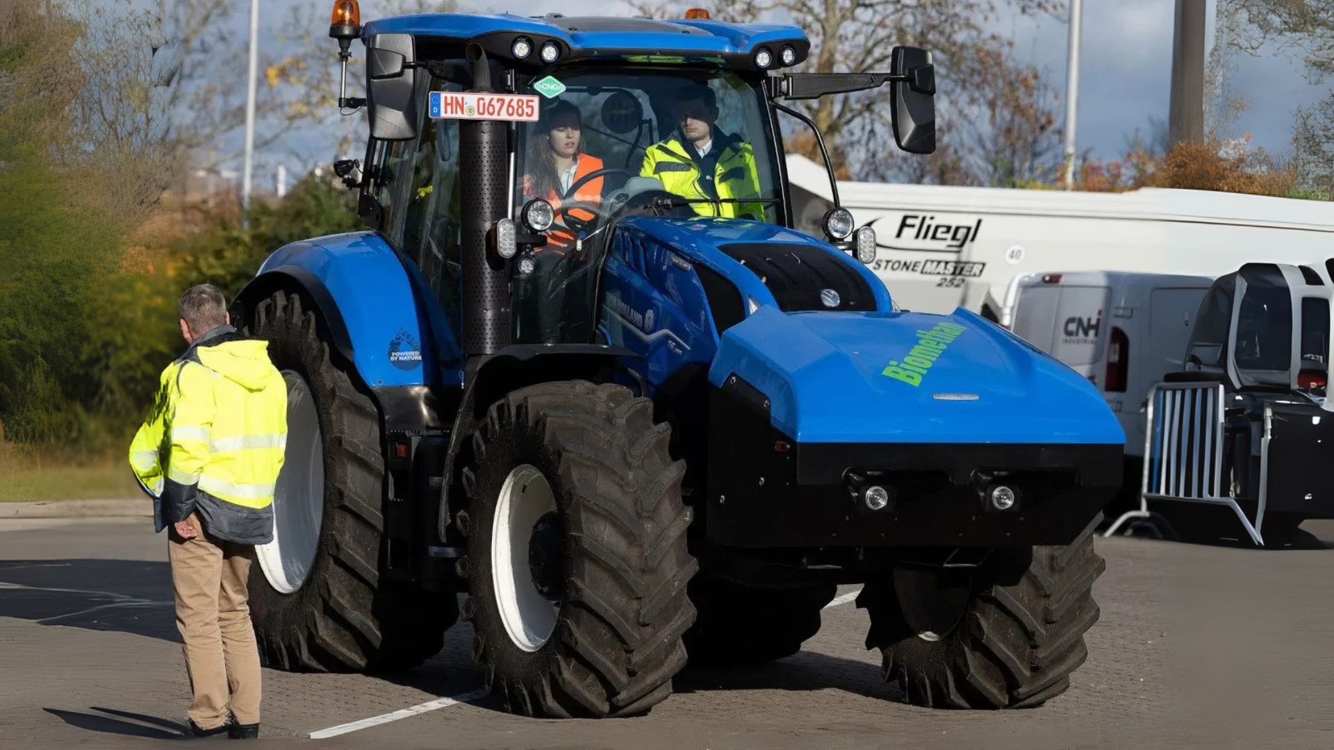 Tratores do futuro ganham motores híbridos e combustíveis sintéticos, prometendo transformar a agricultura e substituir o diesel nas lavouras.