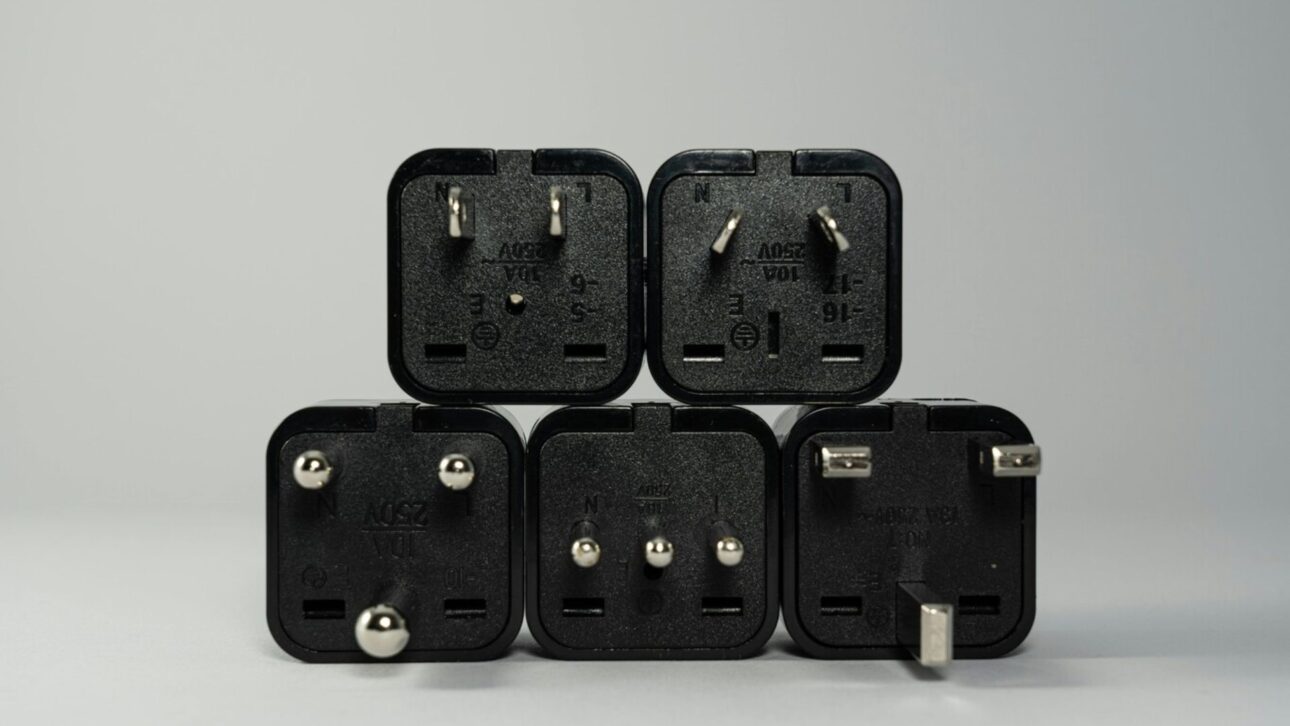 Descubre para qué sirven los orificios en los pines de los enchufes y cómo garantizan seguridad, economía y practicidad en el uso de enchufes eléctricos.
