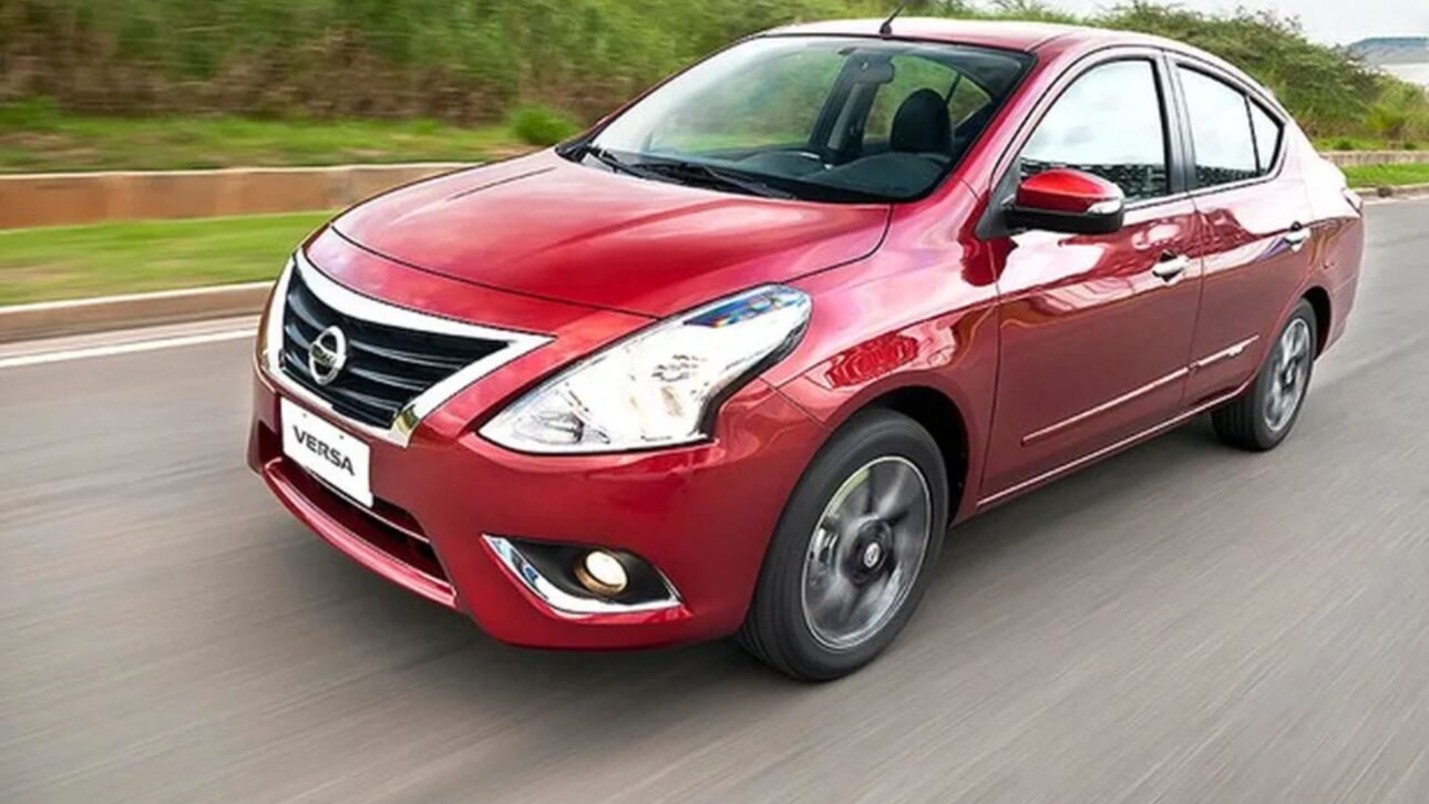 Coches automáticos hasta 50 mil: Nissan Versa - El Nissan Versa 1.6 CVT se destaca por el amplio espacio interior, confort y economía en el uso diario. (Imagen: divulgación)