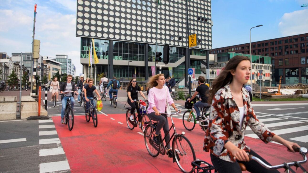 Ciudad europea paga a los habitantes por pedalear con una app que transforma kilómetros en premios, reduce coches y mejora la calidad del aire.