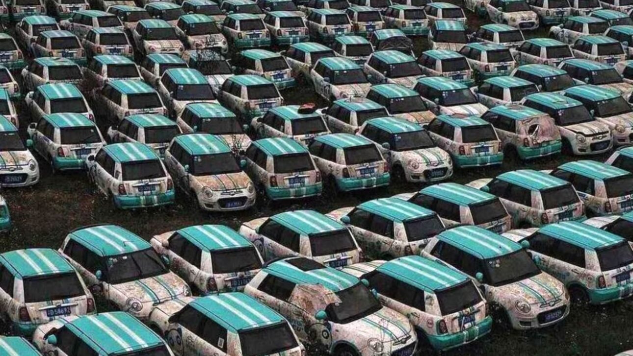 Patio con vehículos abandonados del Pand-Auto - Las concesionarias chinas acumulan coches, las tiendas cierran y el sector automotriz enfrenta una crisis inédita debido a la guerra de precios en China. Entienda el escenario.