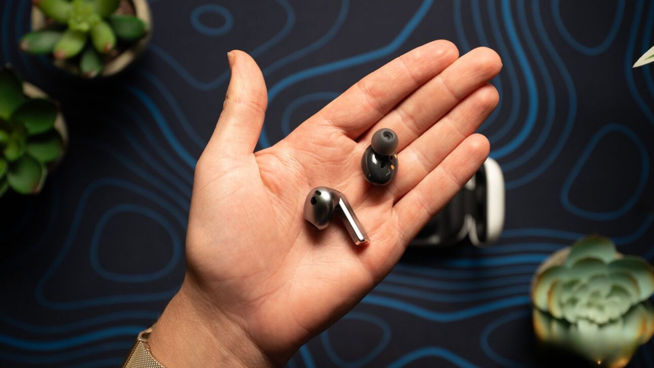 Nuevo Galaxy Buds 3 FE llega a Brasil con IA, puntas de silicona y recursos inteligentes. Descubre lo que cambió en los auriculares de Samsung.