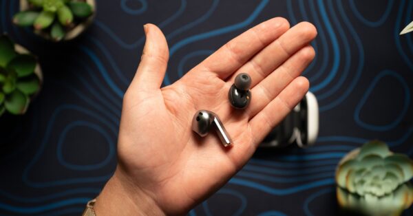 Novo Galaxy Buds 3 FE chega ao Brasil com IA, ponteiras de silicone e recursos inteligentes. Descubra o que mudou nos fones da Samsung.