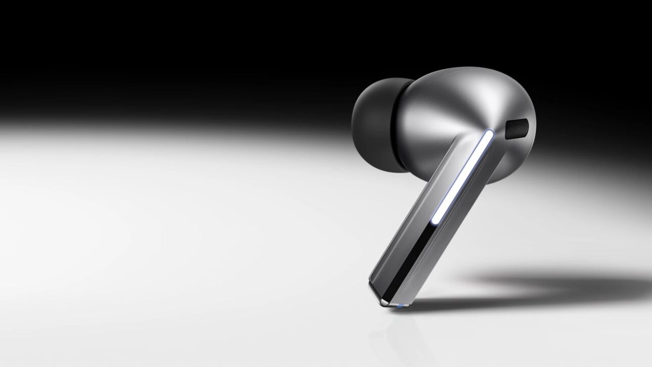 Nuevo Galaxy Buds 3 FE llega a Brasil con IA, puntas de silicona y recursos inteligentes. Descubre lo que cambió en los auriculares de Samsung.