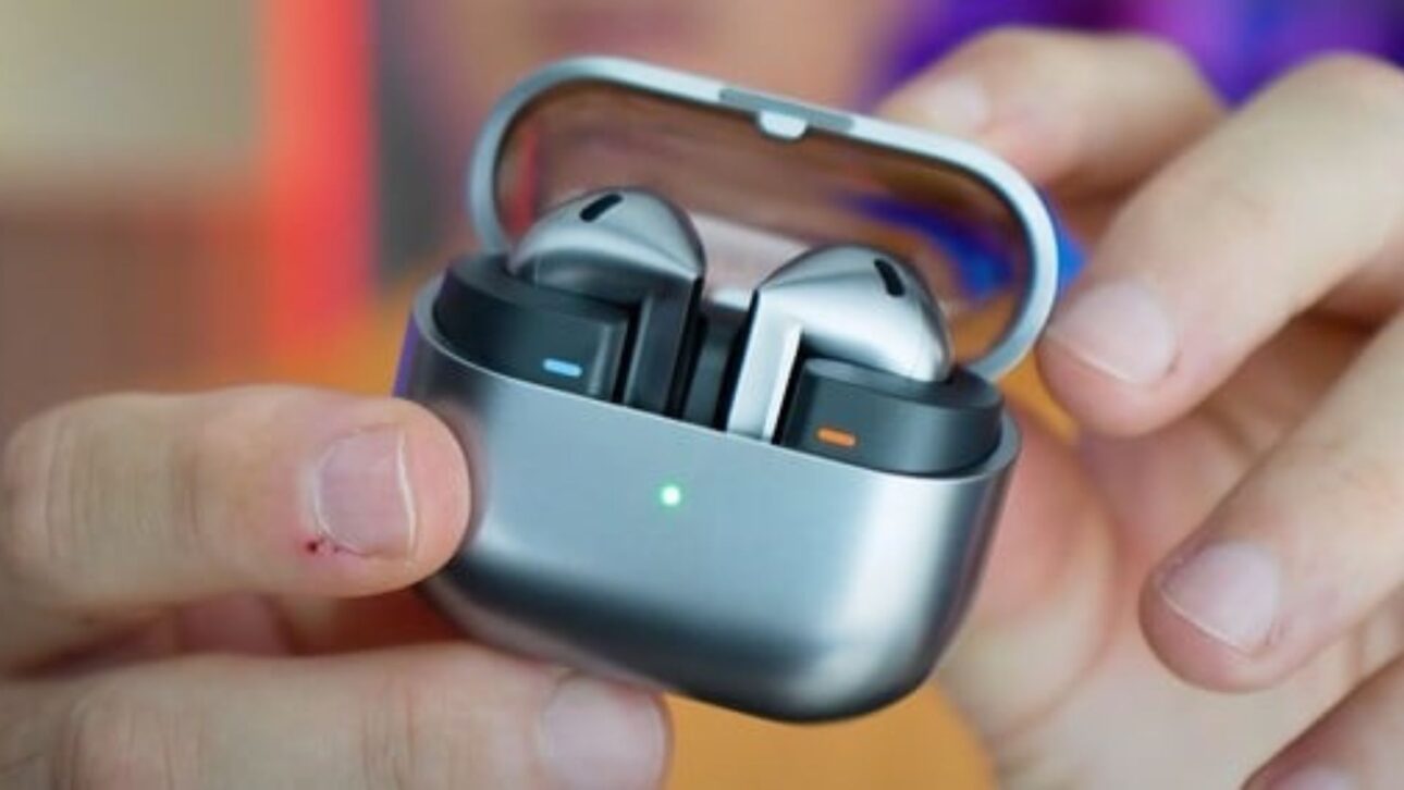 Nuevo Galaxy Buds 3 FE llega a Brasil con IA, puntas de silicona y recursos inteligentes. Descubre lo que cambió en los auriculares de Samsung.