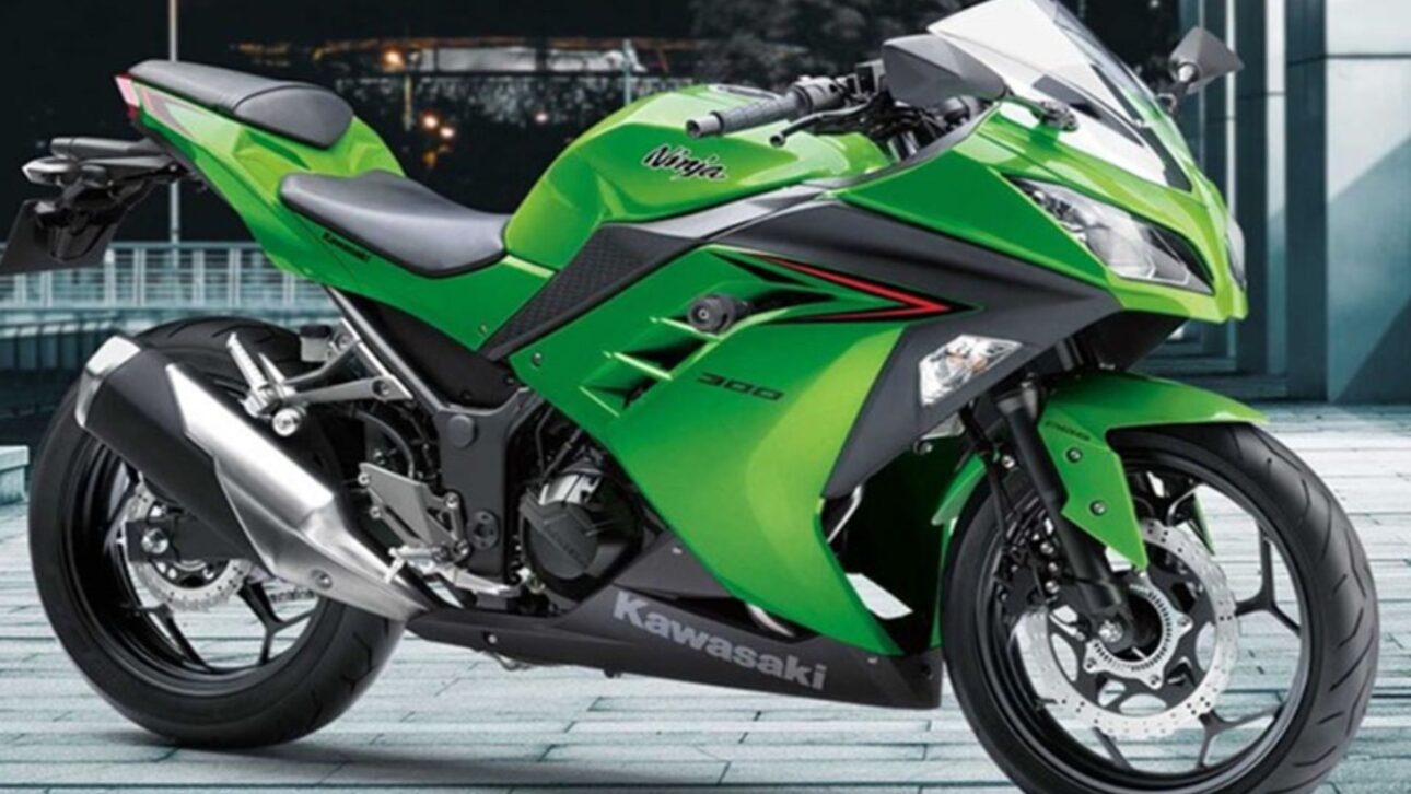 La Kawasaki Ninja 300, una de las mejores motos de mayor cilindrada, ofrece diseño deportivo, aceleración fuerte y presencia en las pistas, conquistando fanáticos de motos usadas en todo Brasil. (Imagen: divulgação)