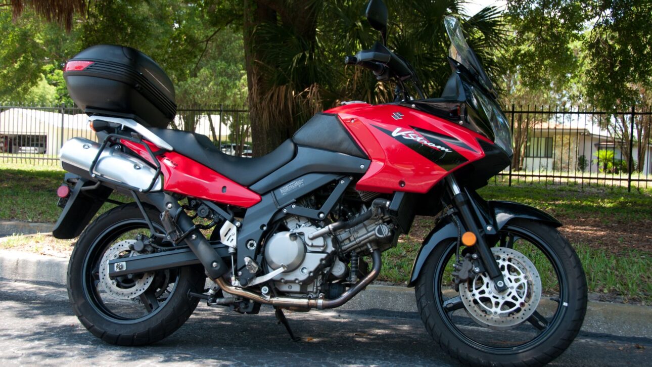 La Suzuki V-Strom 650 domina el segmento de motos para viajar, garantizando autonomía, fuerza y confort en largos trayectos, siendo una de las motos usadas favoritas para aventureros. (Imagen: divulgação)