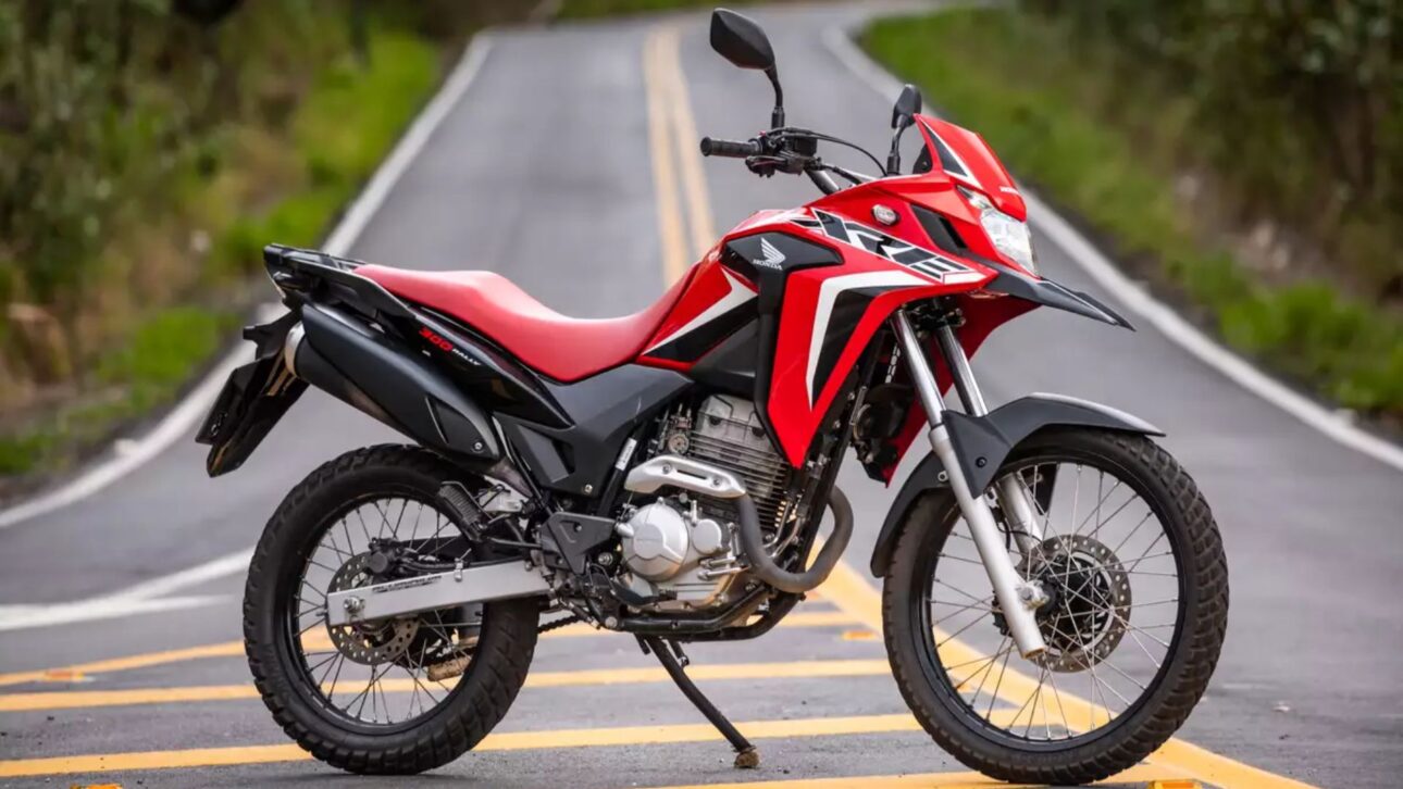 La Honda XRE 300 es valorada entre las motos usadas por el equilibrio entre versatilidad, estabilidad y movilidad en cualquier terreno, siendo un destaque en relación costo-beneficio. (Imagen: divulgação)