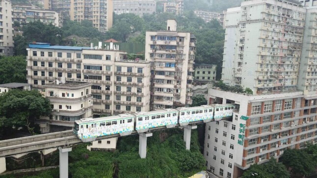 Monorriel atraviesa edificio de 19 plantas en Chongqing y se convierte en atracción turística con ingeniería única y plataforma exclusiva para visitantes.