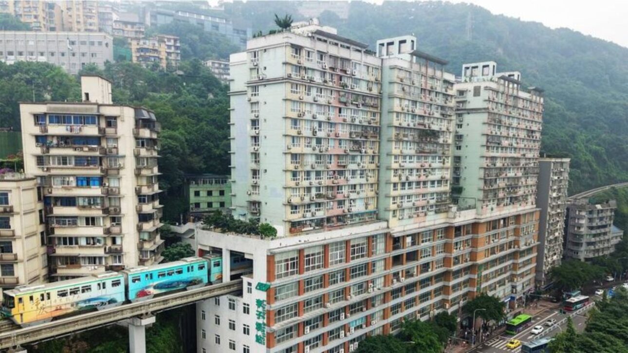 Monorriel atraviesa edificio de 19 plantas en Chongqing y se convierte en atracción turística con ingeniería única y plataforma exclusiva para visitantes.
