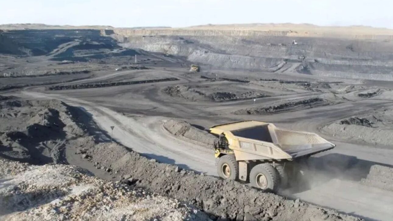 China encuentra uranio en profundidad récord en el desierto de Xinjiang, revolucionando minería y energía nuclear con tecnología avanzada.