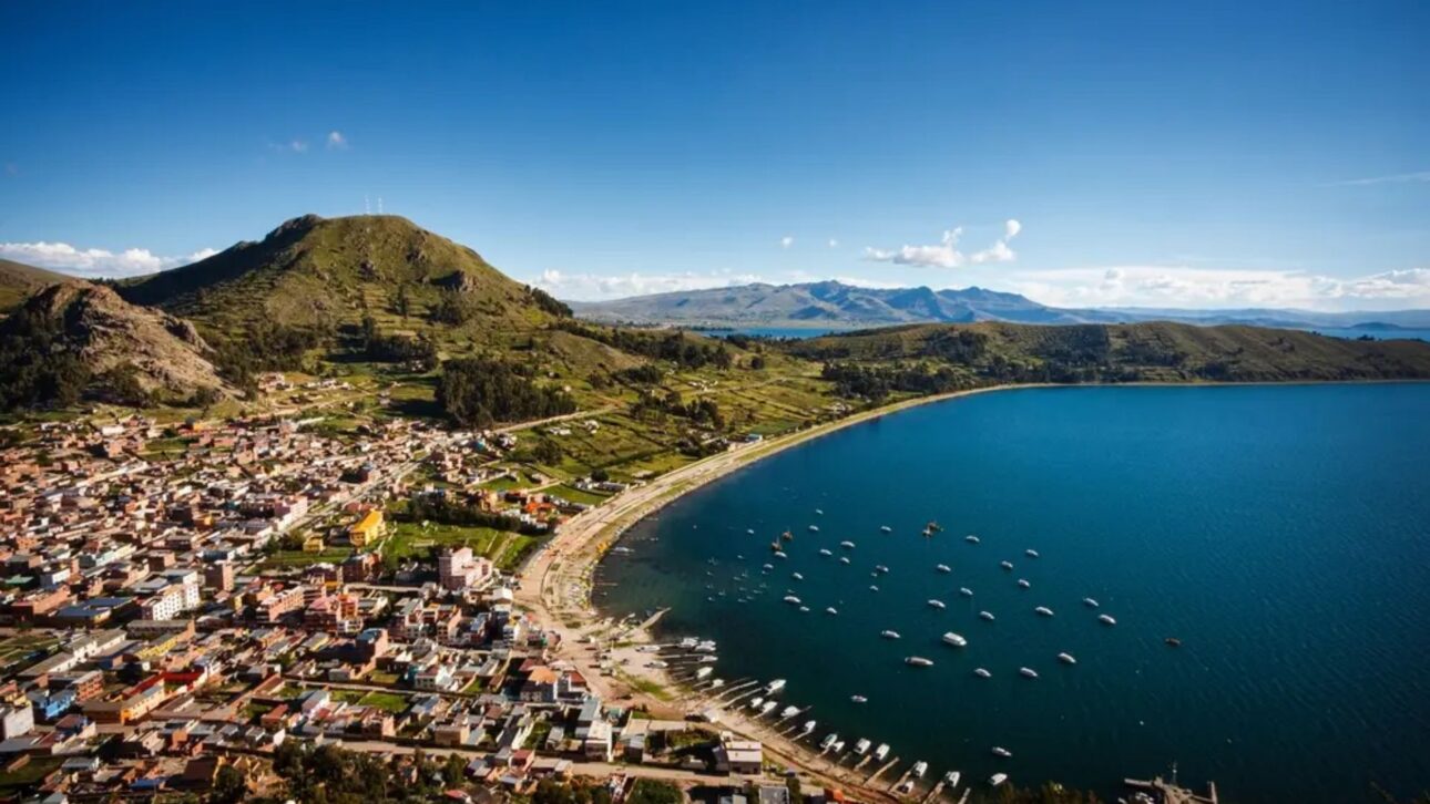 Lago Titicaca, localizado na fronteira entre Peru e Bolívia