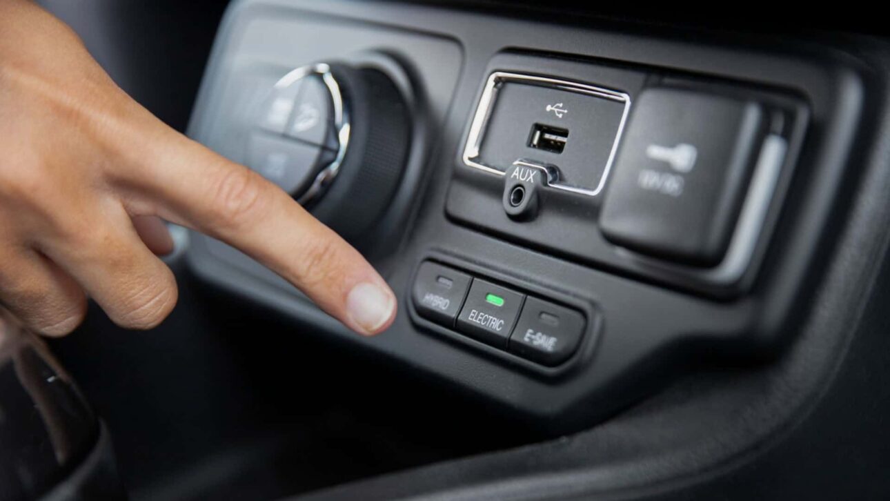 Descubre funciones ocultas de la puerta USB del coche que van más allá de la carga. Ve cómo transformar tu vehículo con recursos técnicos útiles.