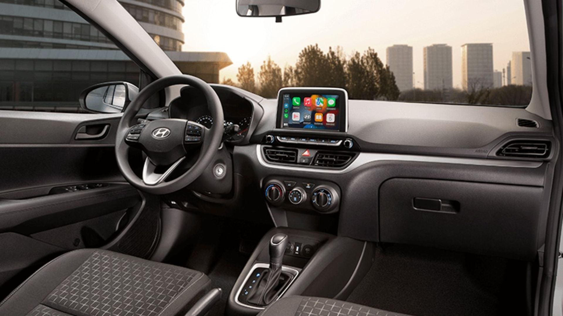 Confira os melhores sedãs seminovos automáticos por até R$ 100 mil em 2025. Veja detalhes de desempenho, espaço e consumo de cada modelo.