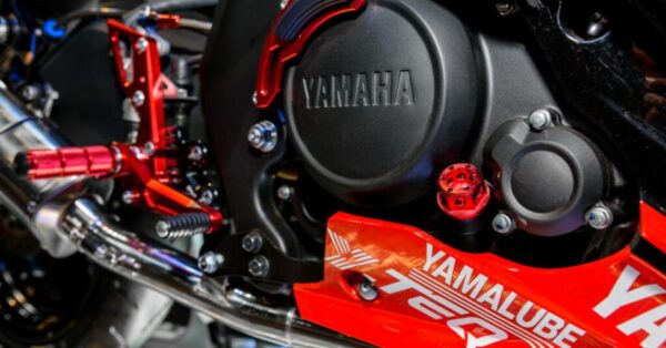 Yamaha RX 180 retorna ao Brasil unindo visual clássico, painel digital, injeção eletrônica e freios a disco. Descubra as novidades do relançamento.