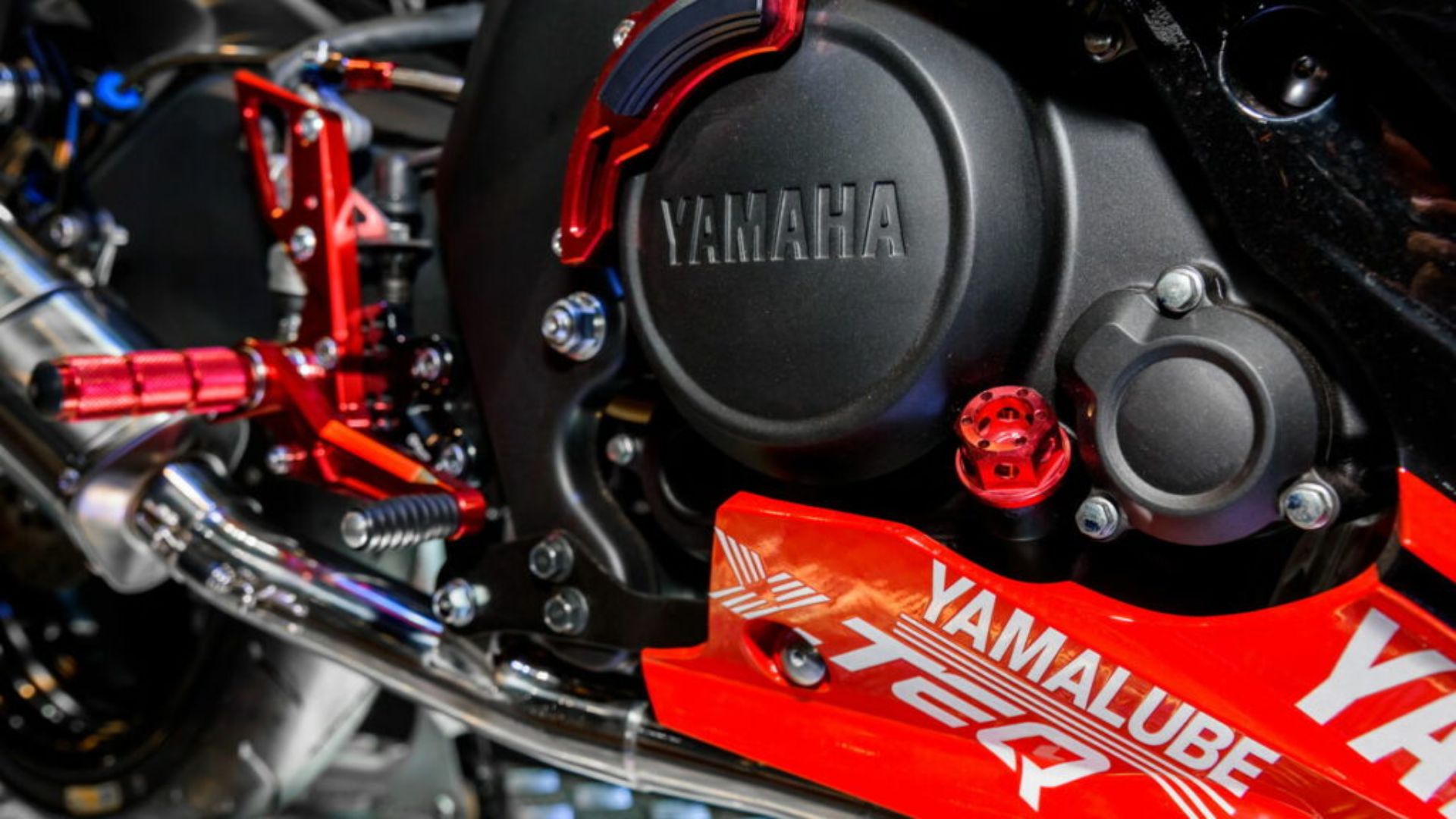 Yamaha RX 180 retorna ao Brasil unindo visual clássico, painel digital, injeção eletrônica e freios a disco. Descubra as novidades do relançamento.