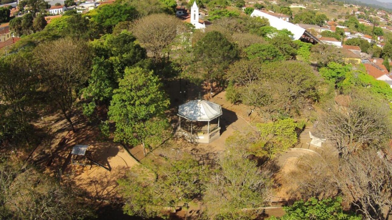 Descubre Analândia, la ciudad congelada en el tiempo cerca de SP, con senderos, cascadas y grutas milenarias. Refugio de paz y naturaleza.