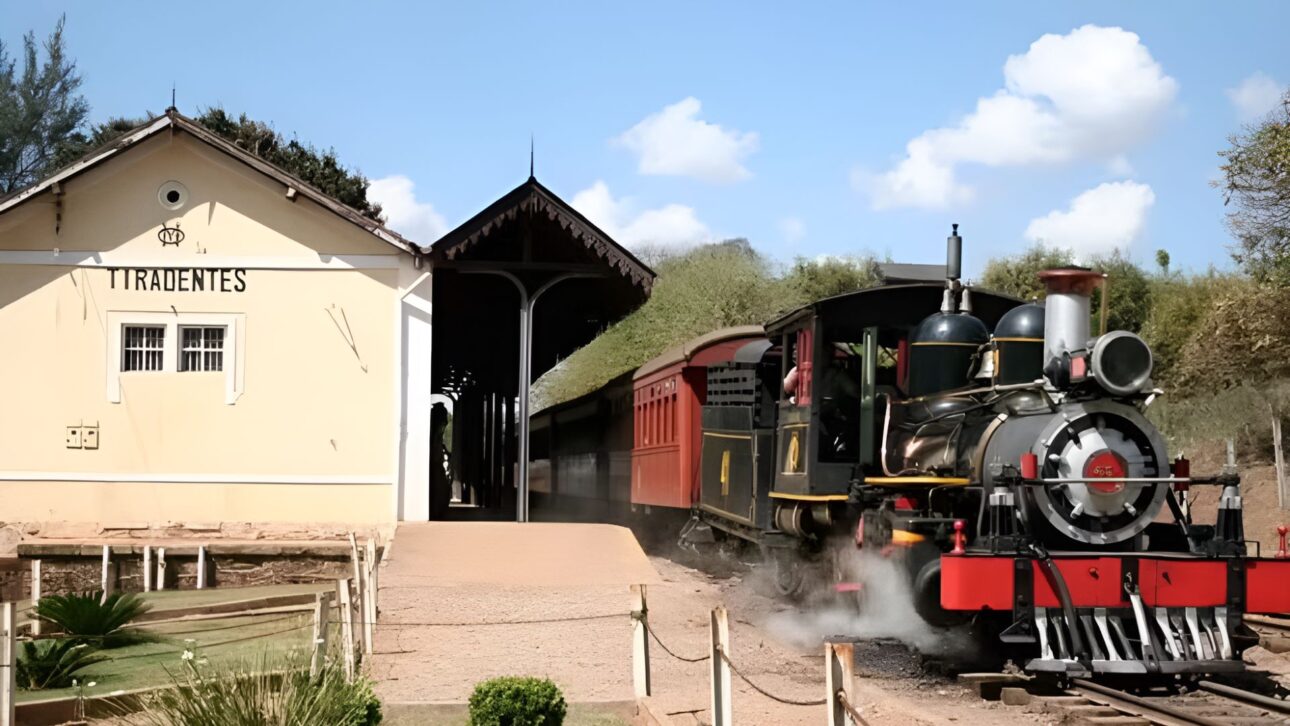 Viaja en la Maria Fumaça entre São João del Rei y Tiradentes. Descubre horarios, boletos, museos y atracciones especiales en las vacaciones de julio.