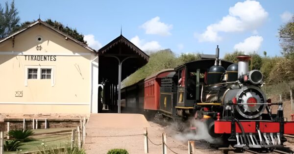 Viaje na Maria Fumaça entre São João del Rei e Tiradentes. Descubra horários, ingressos, museus e atrações especiais nas férias de julho.