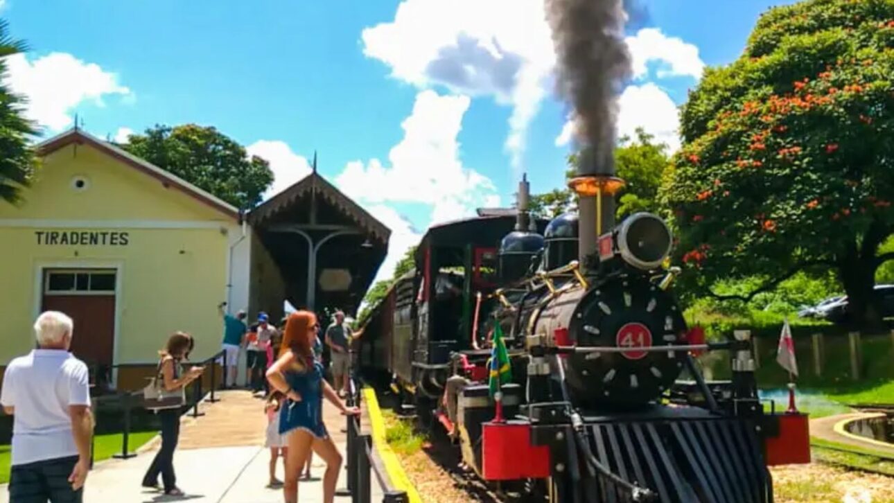 Viaja en la Maria Fumaça entre São João del Rei y Tiradentes. Descubre horarios, boletos, museos y atracciones especiales en las vacaciones de julio.