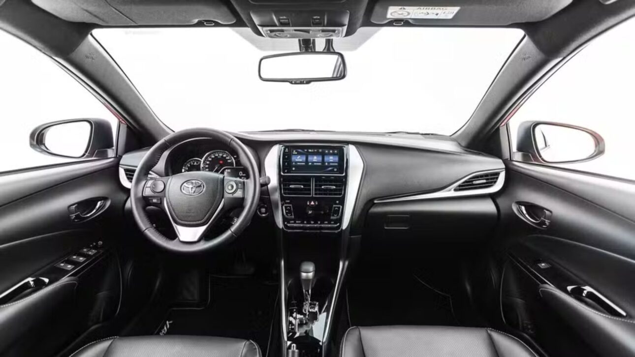 Toyota Yaris 1.5 CVT sigue valorizado entre seminovos, incluso después de salir de línea. Descubre por qué el compacto japonés sigue siendo tan buscado.