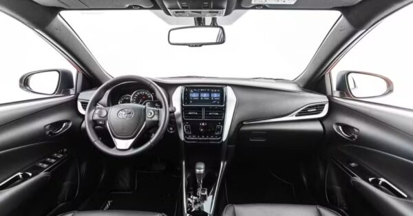 Toyota Yaris 1.5 CVT segue valorizado entre seminovos, mesmo após sair de linha. Descubra por que o compacto japonês ainda é tão procurado.