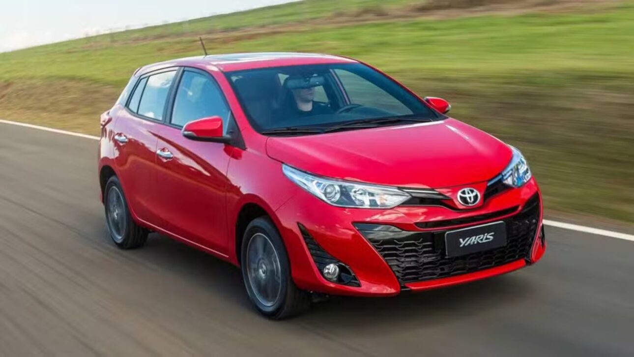 Toyota Yaris 1.5 CVT sigue valorizado entre seminovos, incluso después de salir de línea. Descubre por qué el compacto japonés sigue siendo tan buscado.