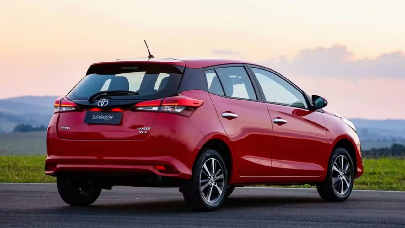 Toyota Yaris 1.5 CVT sigue valorizado entre seminovos, incluso después de salir de línea. Descubre por qué el compacto japonés sigue siendo tan buscado.