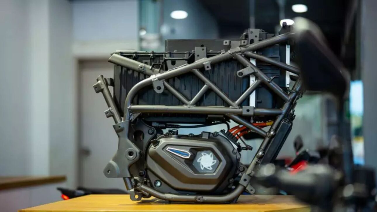 Conozca la Matter Aera, primera moto eléctrica con cambio manual, 125 km de autonomía y tecnología inédita que puede llegar a Brasil en 2025.