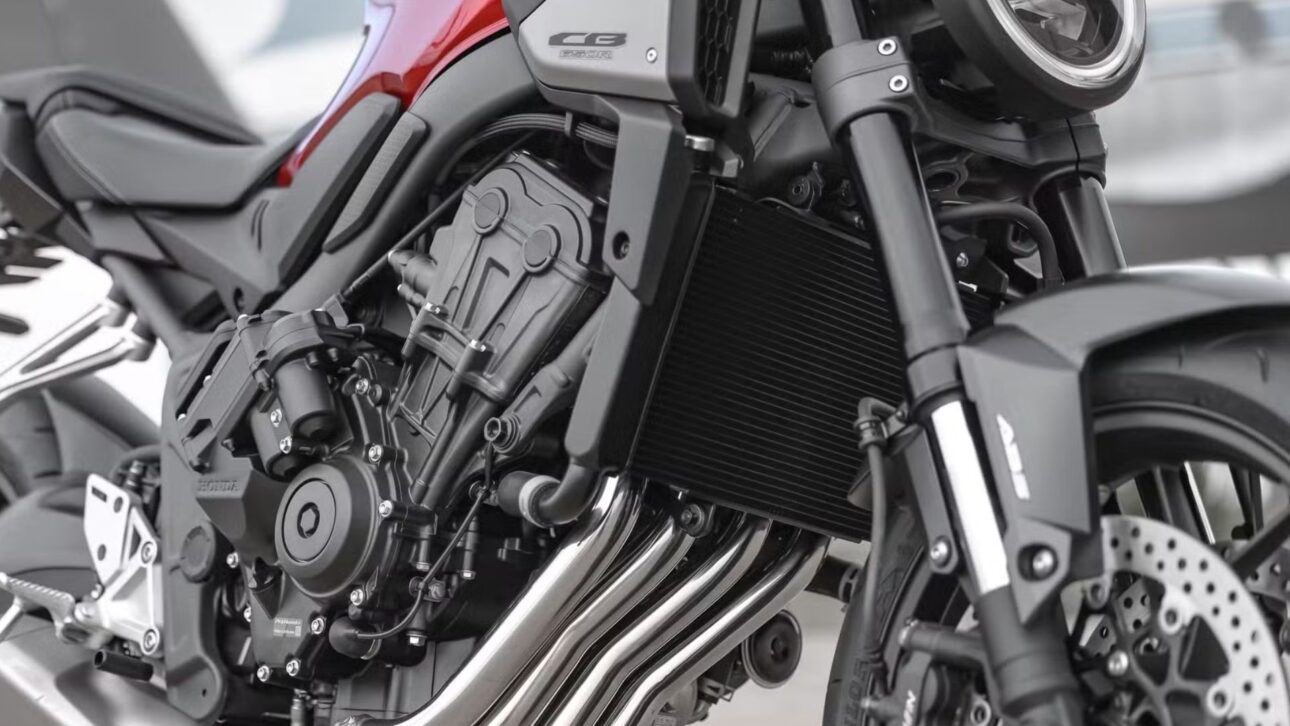 Detalle del motor cuatro cilindros actualizado, con comando de válvulas revisado y escape readecuado para más eficiencia en la Honda CB 650R. (Imagen: divulgación)