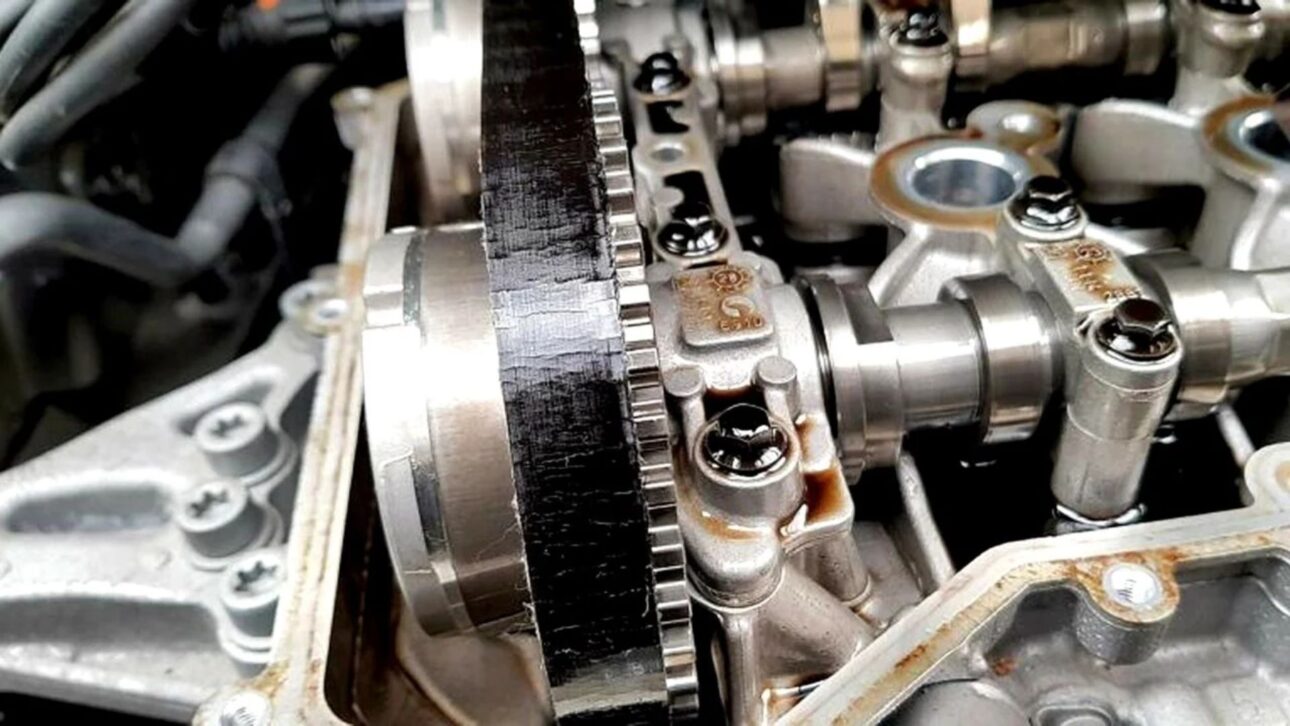Stellantis hace recall, cambia correa baheada en aceite por correa de comando y elimina PureTech tras fallas en motores, impactando mantenimiento de miles.