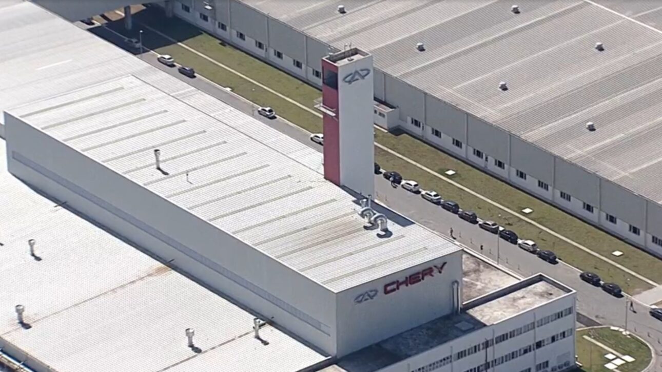 Fachada principal de la fábrica de CAOA Chery ubicada en Jacareí, interior paulista. (Imagem: divulgação)