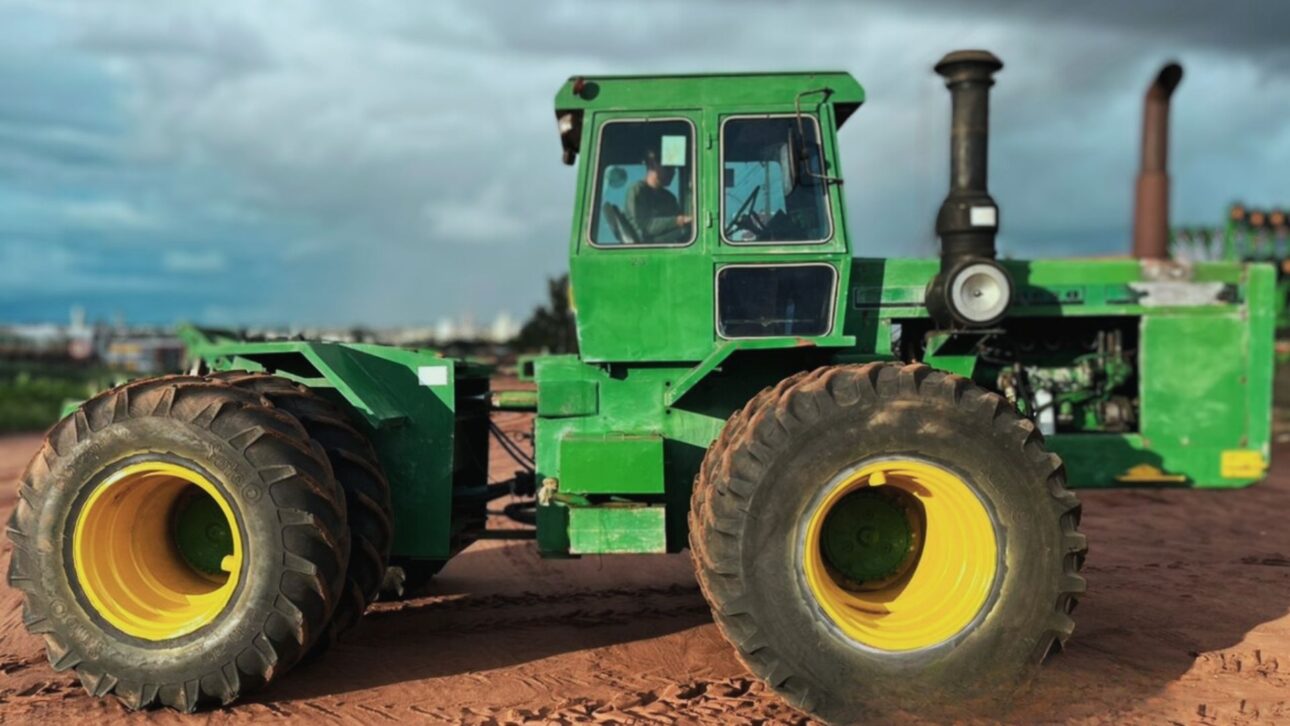 El ENGESA 1128 marcó la agricultura brasileña en los años 70 con potencia, tracción 4x4 y cabina climatizada. Descubre por qué este tractor es legendario.