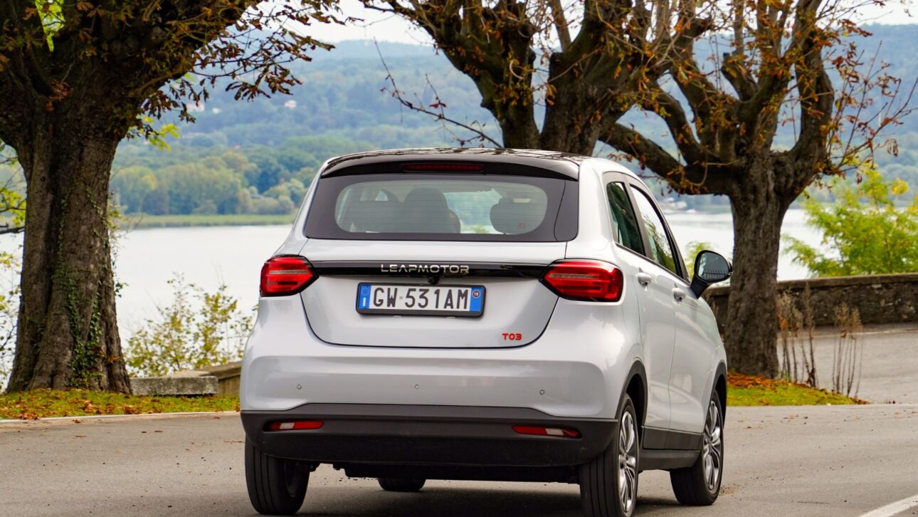 Descubra cómo el Leapmotor T03 ofrece 395 km de autonomía y puede ser alquilado por apenas R$ 118/mês en Europa. Movilidad accesible.