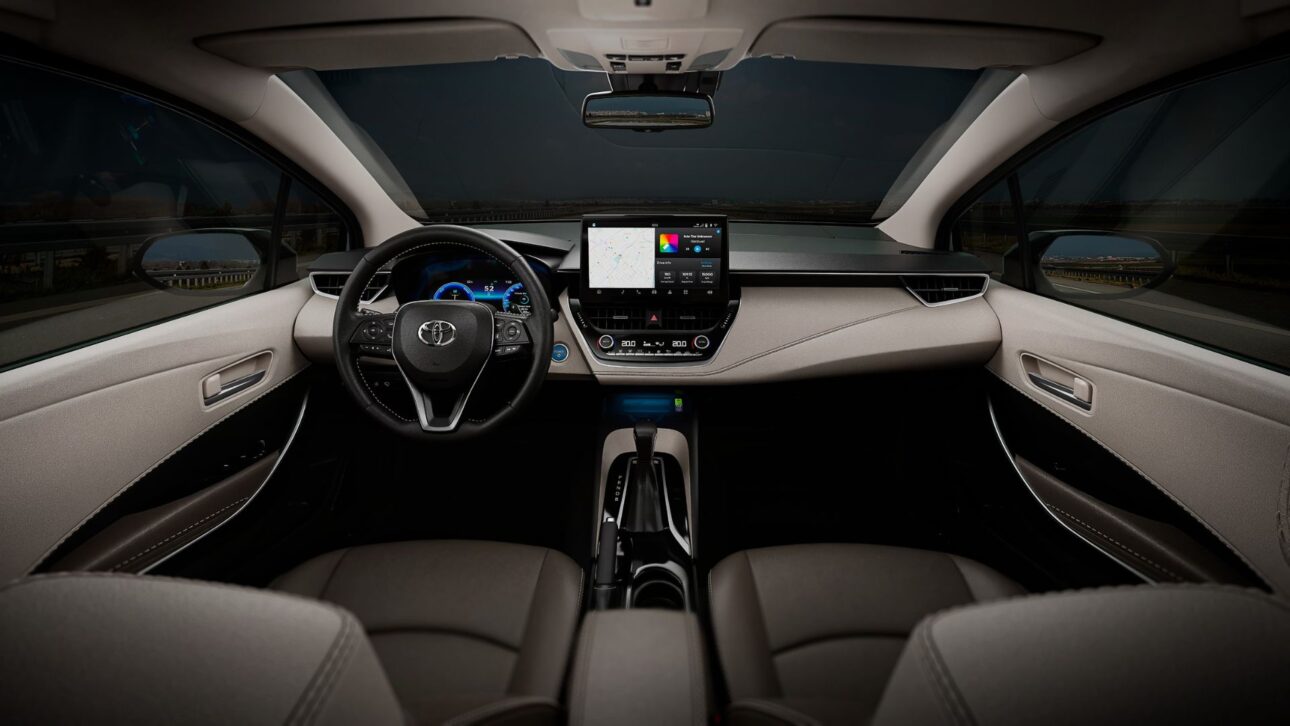 Toyota Corolla Hybrid combina economía de hasta 17,5 km/l y acabado refinado, pero desempeño modesto y seguro caro exigen atención.