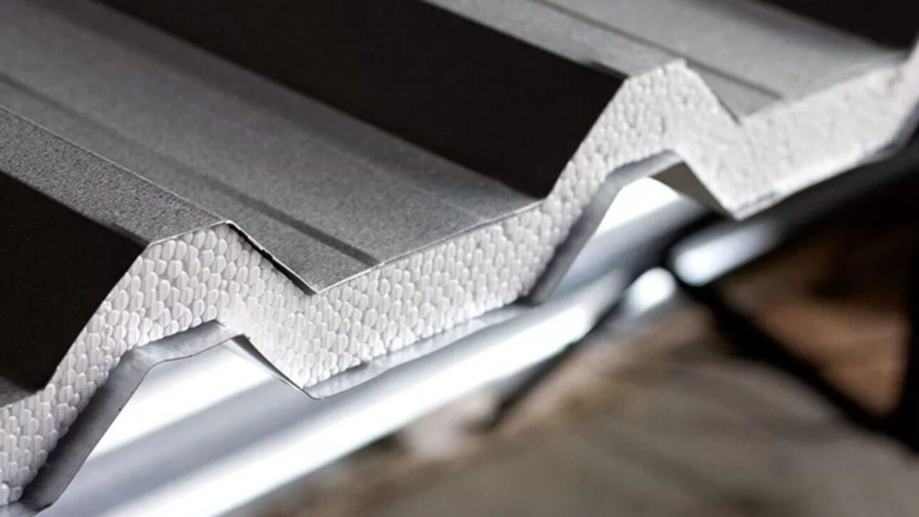 Descubre cómo la teja sándwich puede dejar tu casa hasta 24 °C más fresca, ahorrar energía y transformar la cubierta de tu obra.