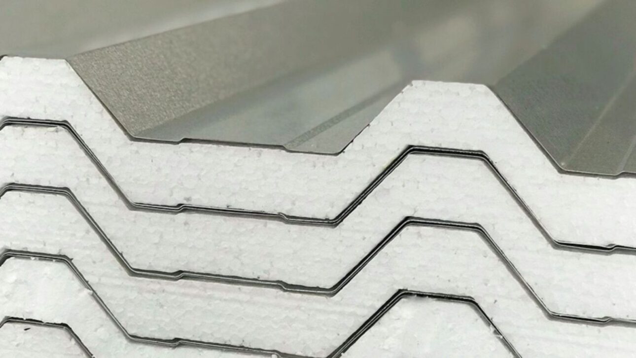 Descubre cómo la teja sándwich puede dejar tu casa hasta 24 °C más fresca, ahorrar energía y transformar la cubierta de tu obra.