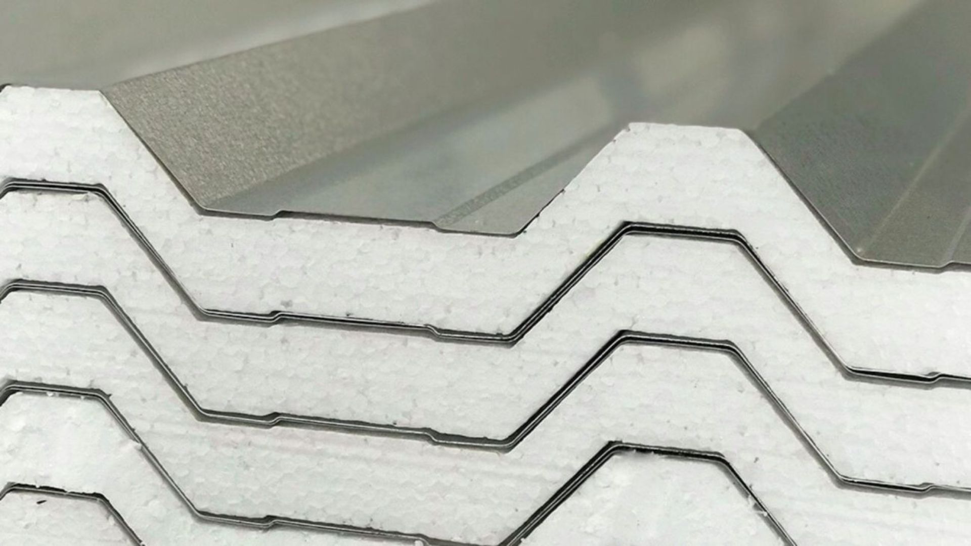 Descubra como a telha sanduíche pode deixar sua casa até 24 °C mais fresca, economizar energia e transformar a cobertura de sua obra.