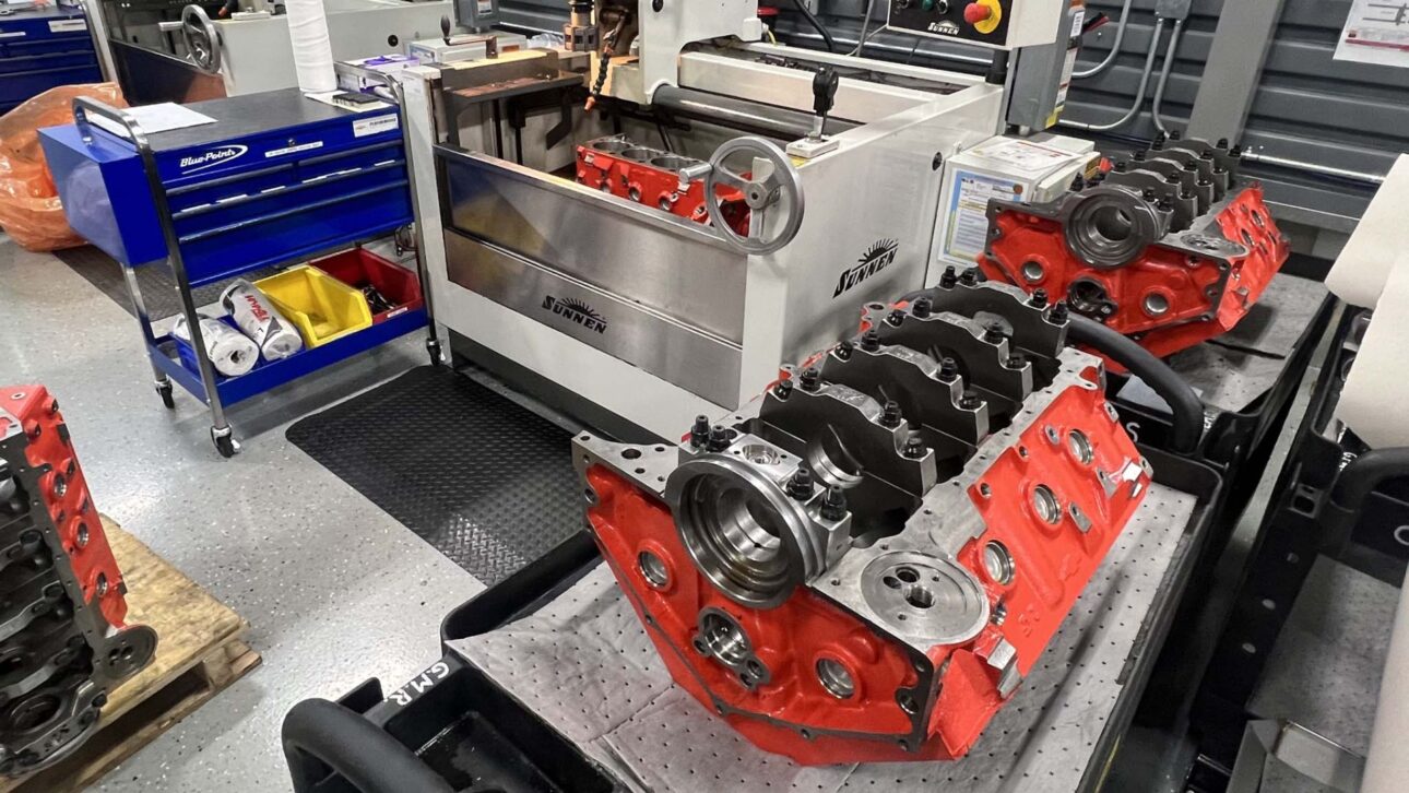 Motor Chevrolet ZZ632 de 1.004 cv desafía eletrificação com potência extrema e preço de carro de luxo no Brasil.