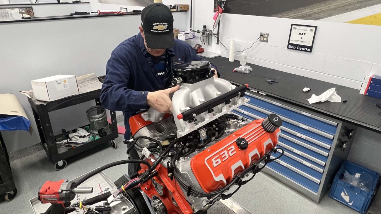 Motor Chevrolet ZZ632 de 1.004 cv desafía eletrificação com potência extrema e preço de carro de luxo no Brasil.