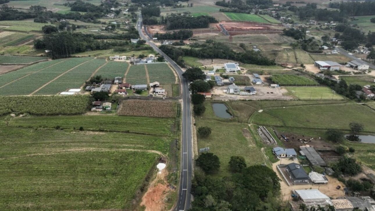 nuevo asfalto en Brasil, tecnología inédita, pavimentación con polímero, carreteras brasileñas, SC-443, programa Estrada Boa, infraestructura vial, Santa Catarina. Foto: Roberto Zacarias/Secom GOVSC/ND