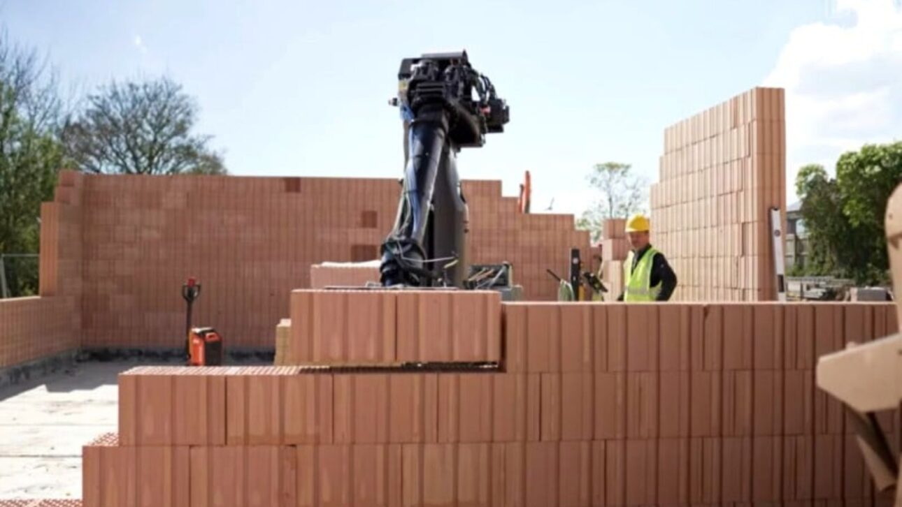 Conozca el robot Walter, que erige casas en 24h en el Reino Unido, acelera obras y desafía empleos tradicionales en la construcción civil.