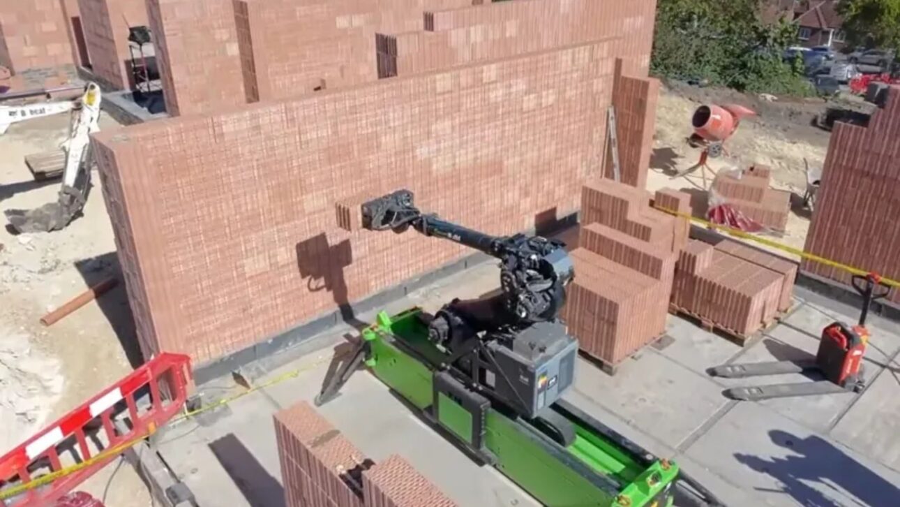 Conozca el robot Walter, que erige casas en 24h en el Reino Unido, acelera obras y desafía empleos tradicionales en la construcción civil.