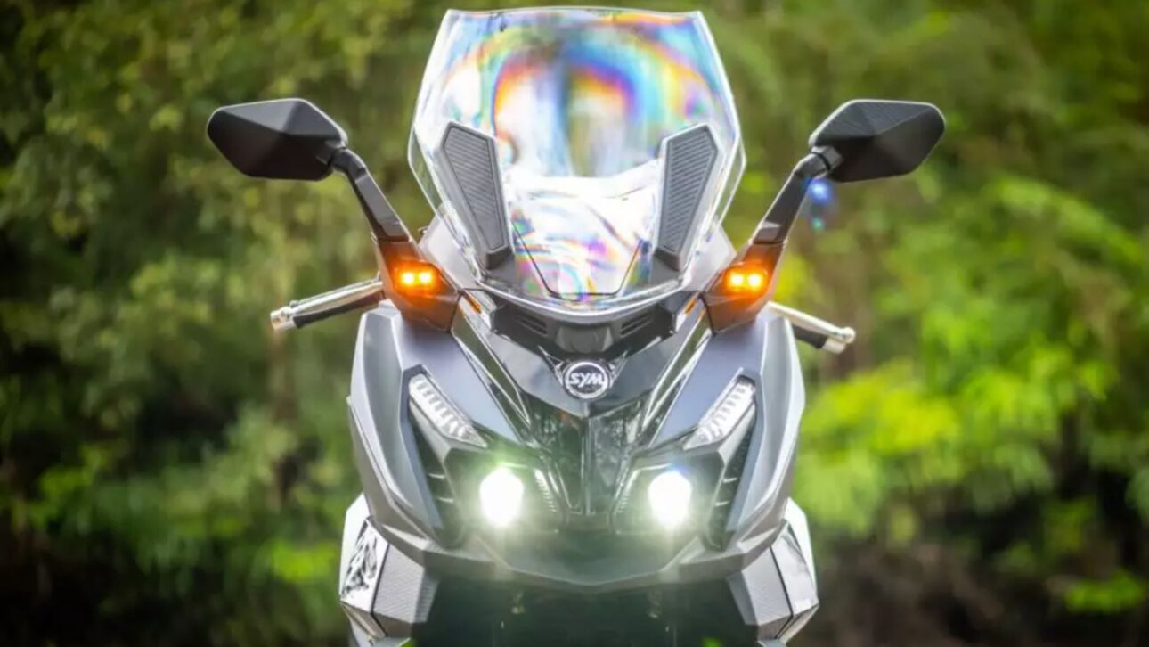 Conozca la Dafra Cruisym 300 2025: scooter con motor de 26 cv, autonomía de 324 km, frenos ABS, matriculación total y envío gratis.