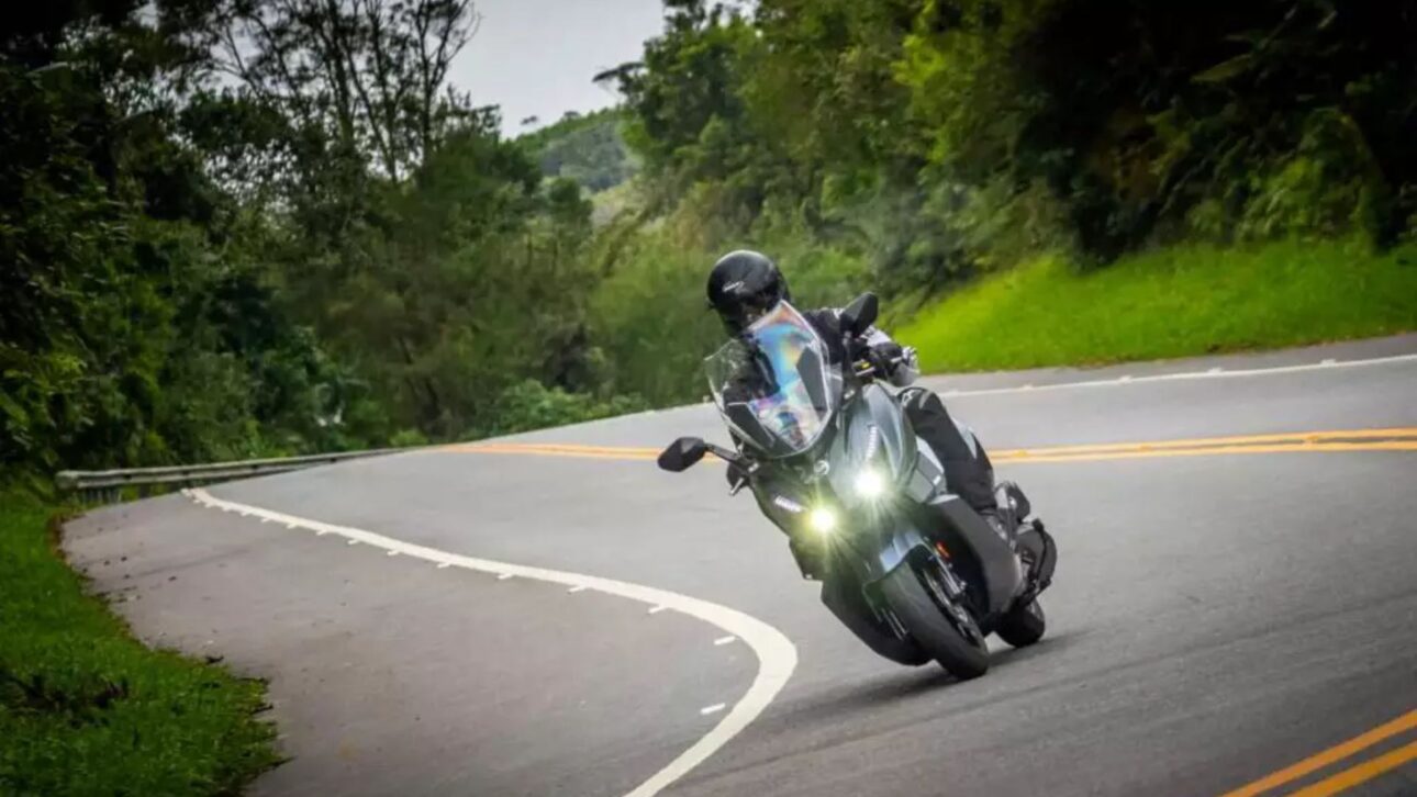 Conozca la Dafra Cruisym 300 2025: scooter con motor de 26 cv, autonomía de 324 km, frenos ABS, matriculación total y envío gratis.