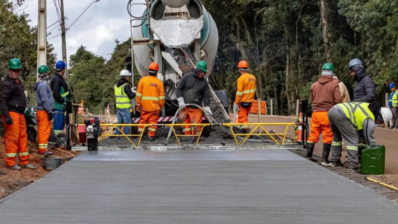 Paraná invierte R$ 3 mil millones para renovar 646 km de carreteras con concreto, triplicando la durabilidad de las carreteras y potenciando la economía.