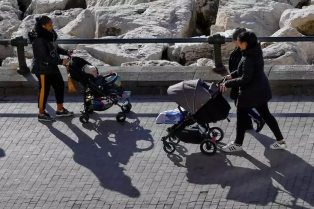 Italia enfrenta caída récord en la natalidad mientras endurece reglas de ciudadanía; entenda el impacto social y económico