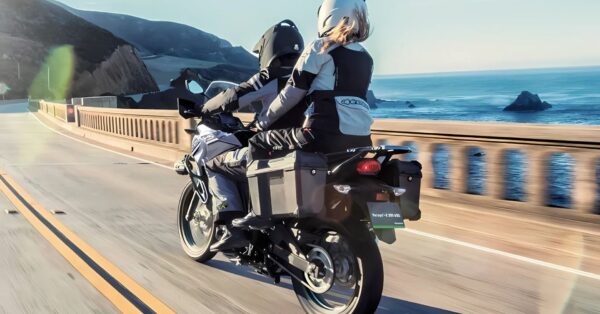 Kawasaki Versys-X 300 Tourer, equipada com motor bicilíndrico de 296cc, malas laterais de fábrica e autonomia de até 400 km