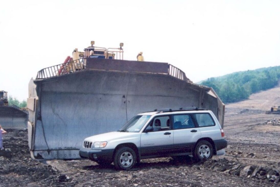 Komatsu D575A‑3 Super Dozer Empuja El Equivalente A Una Casa Pequeña Por Vez